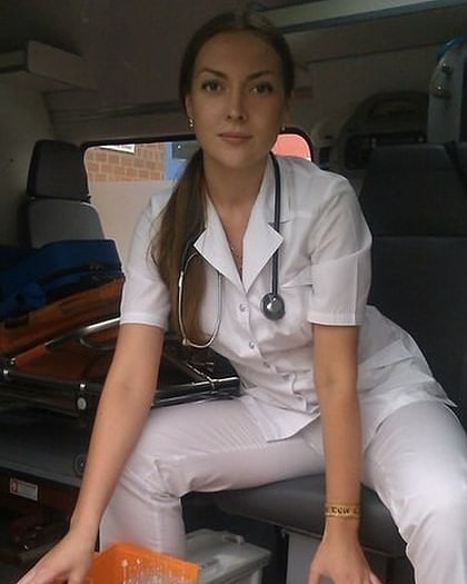 Гарненька медсестра швидкої допомоги фото на роботі