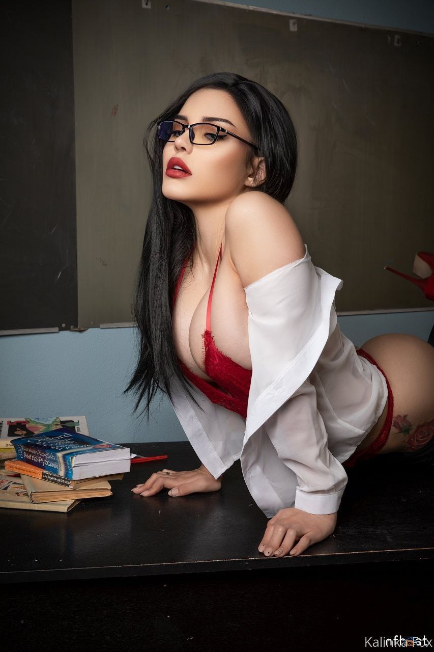 Спекотна крихітка Kalinka Fox Sexy Teacher в окулярах