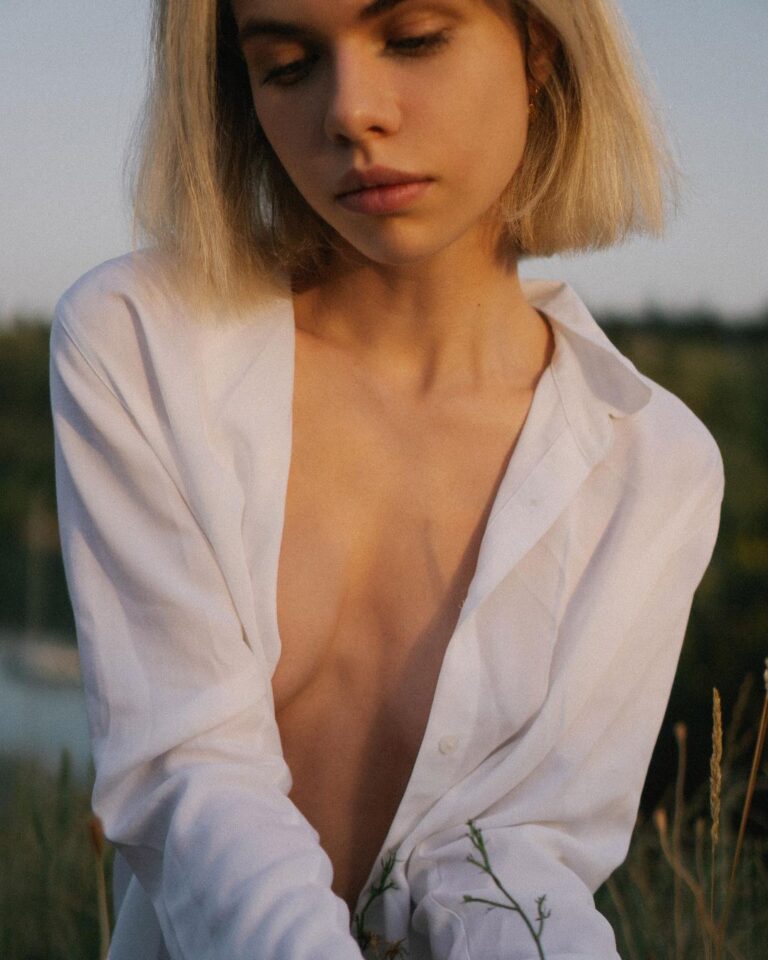 Модель Alex Lolly (Александра Смелова) с глубоким вырезом на груди